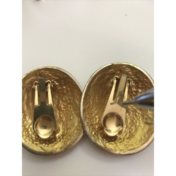 Vintage Clip On Earrings Brushed Goldtone Large Round textured 1980s FLAWED - Picture 9 of 12
